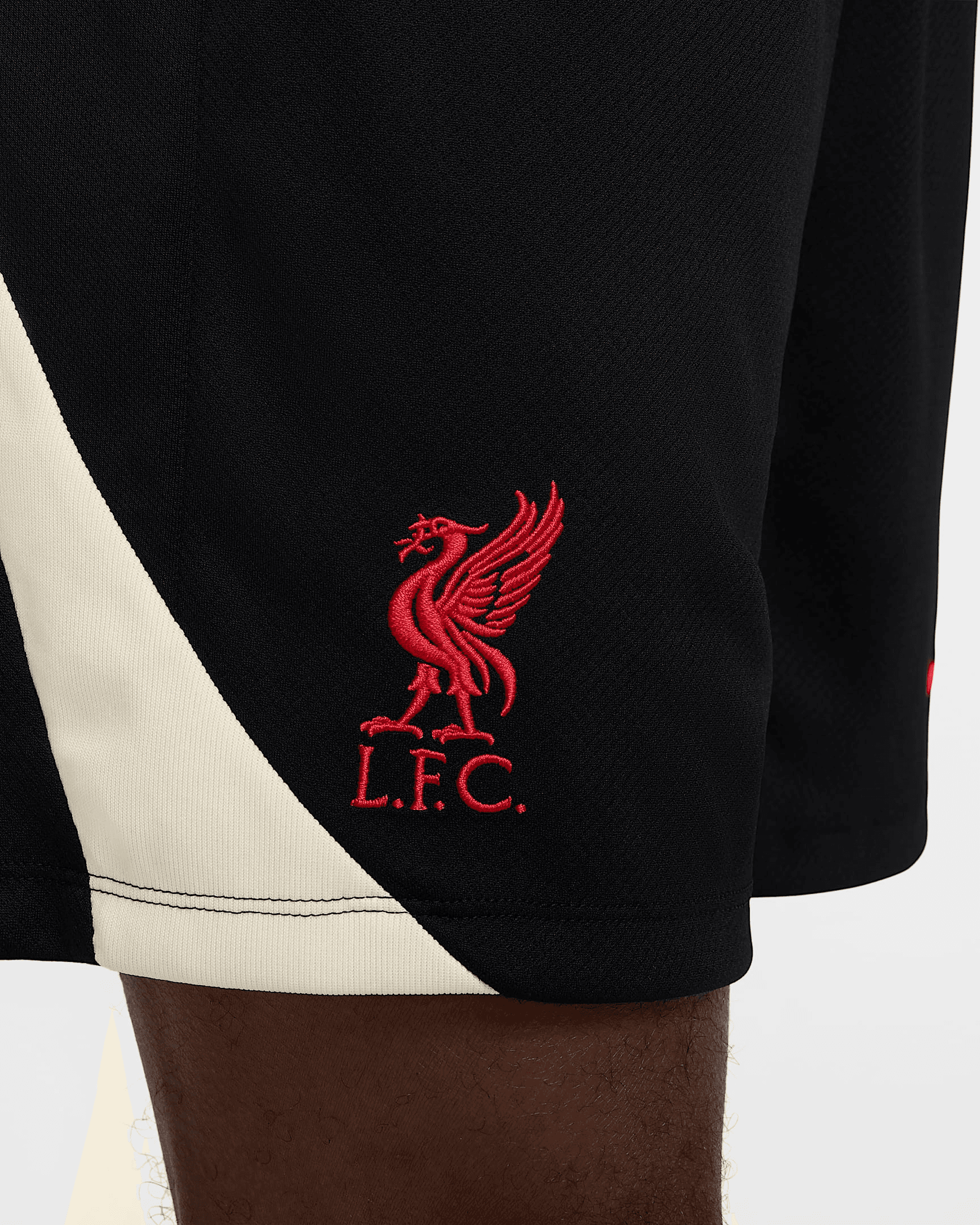 شورت هجومي من نايكي Dri-FIT لفريق ليفربول إف سي media preview 4
