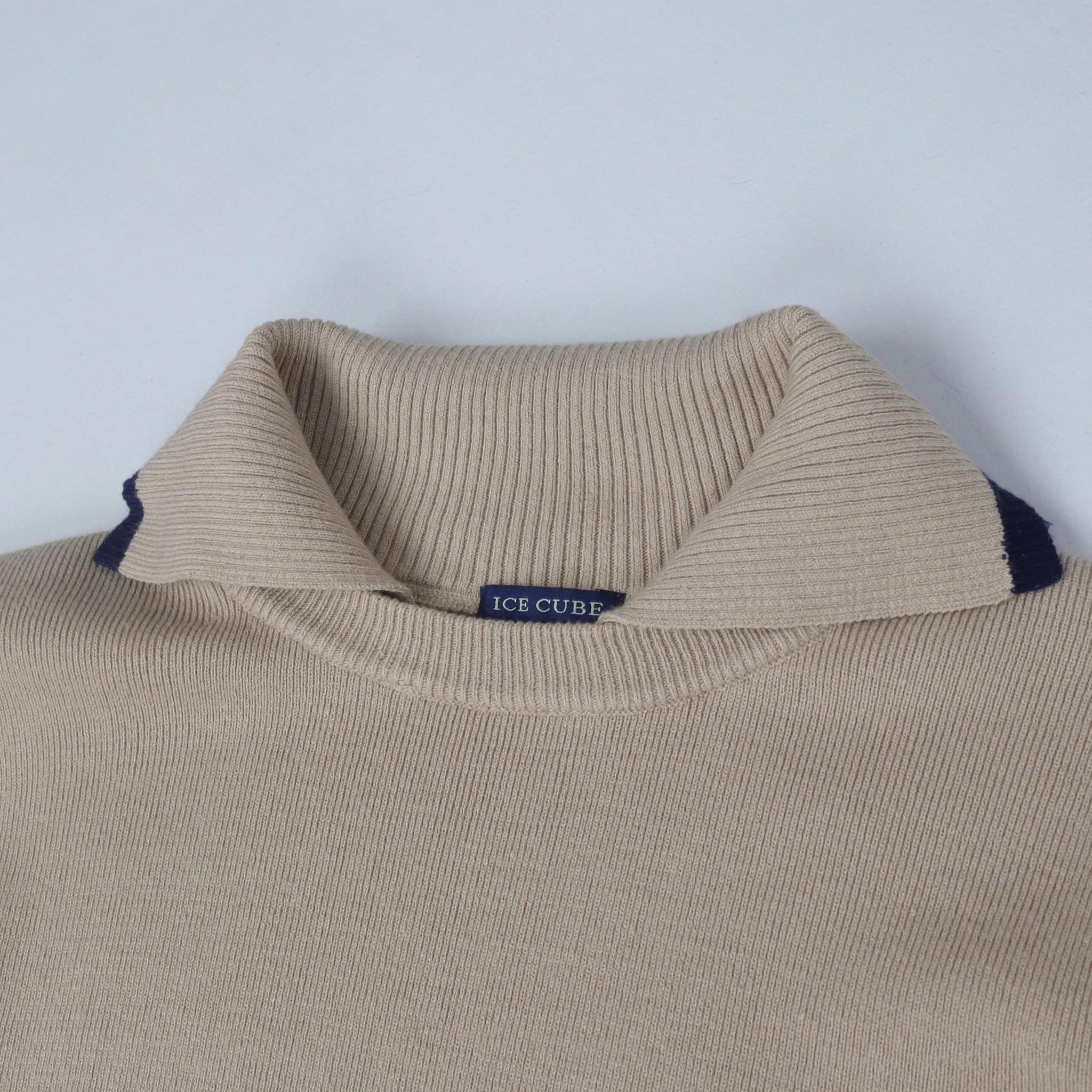 سويت شيرت رجالي بياقة على شكل حرف V media preview 2