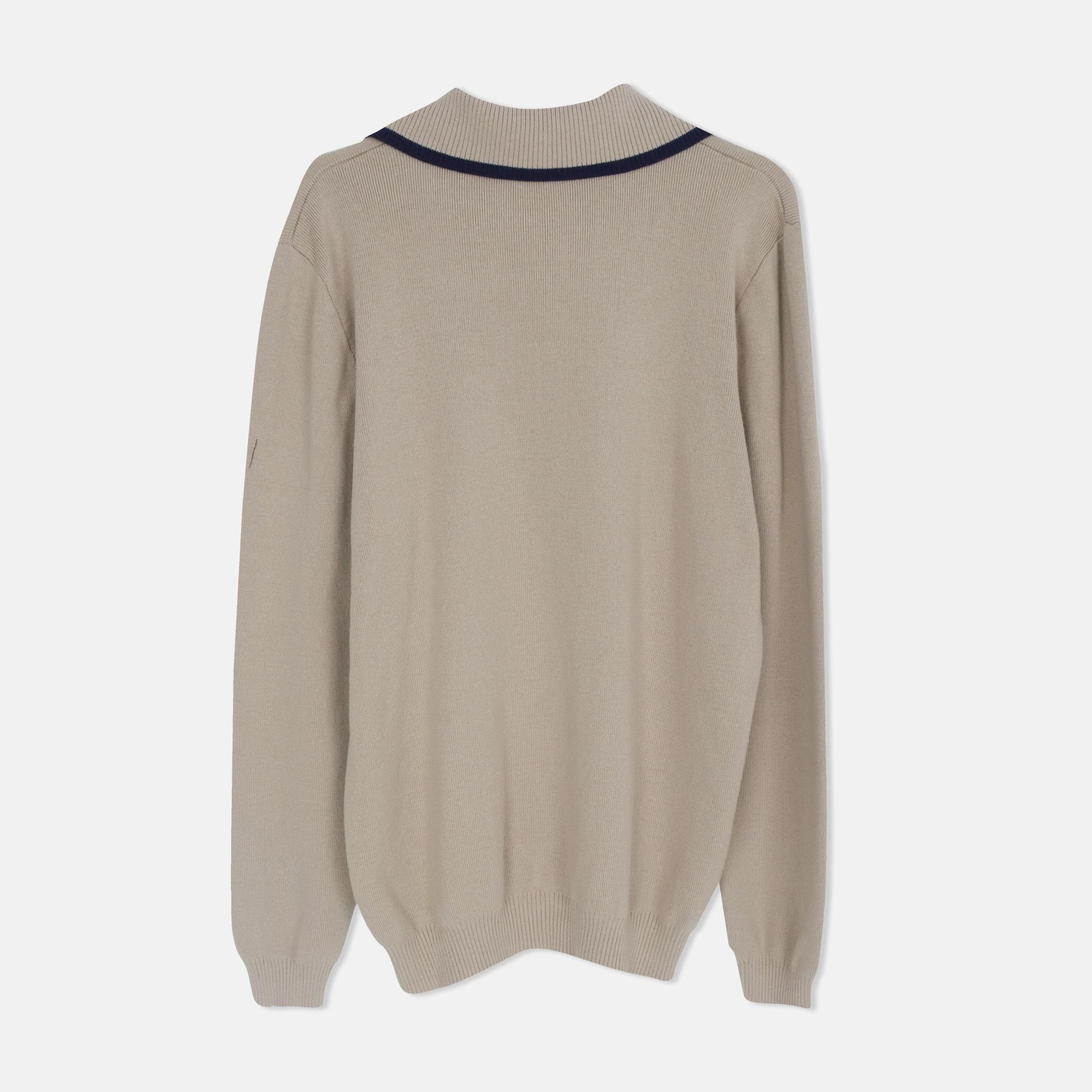 سويت شيرت رجالي بياقة على شكل حرف V media preview 3