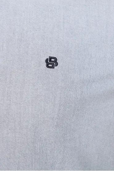 قميص يتميز بقماش فاخر وقصة مفصلة لتوفير الراحة والأناقة media preview 2