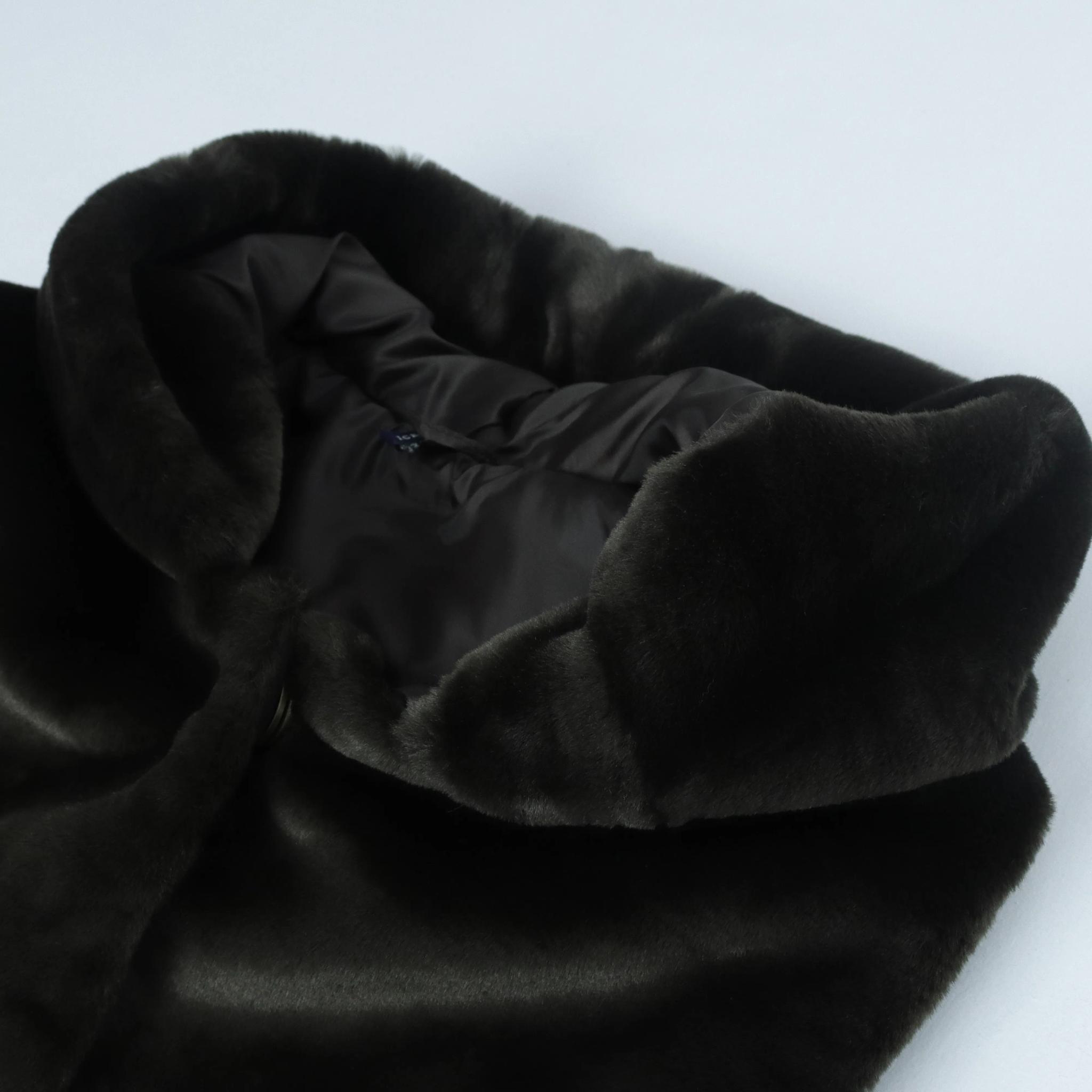 سترة نسائية بدون أكمام مزودة بغطاء رأس - مصنوعة من نسيج ناعم ومريح media preview 2