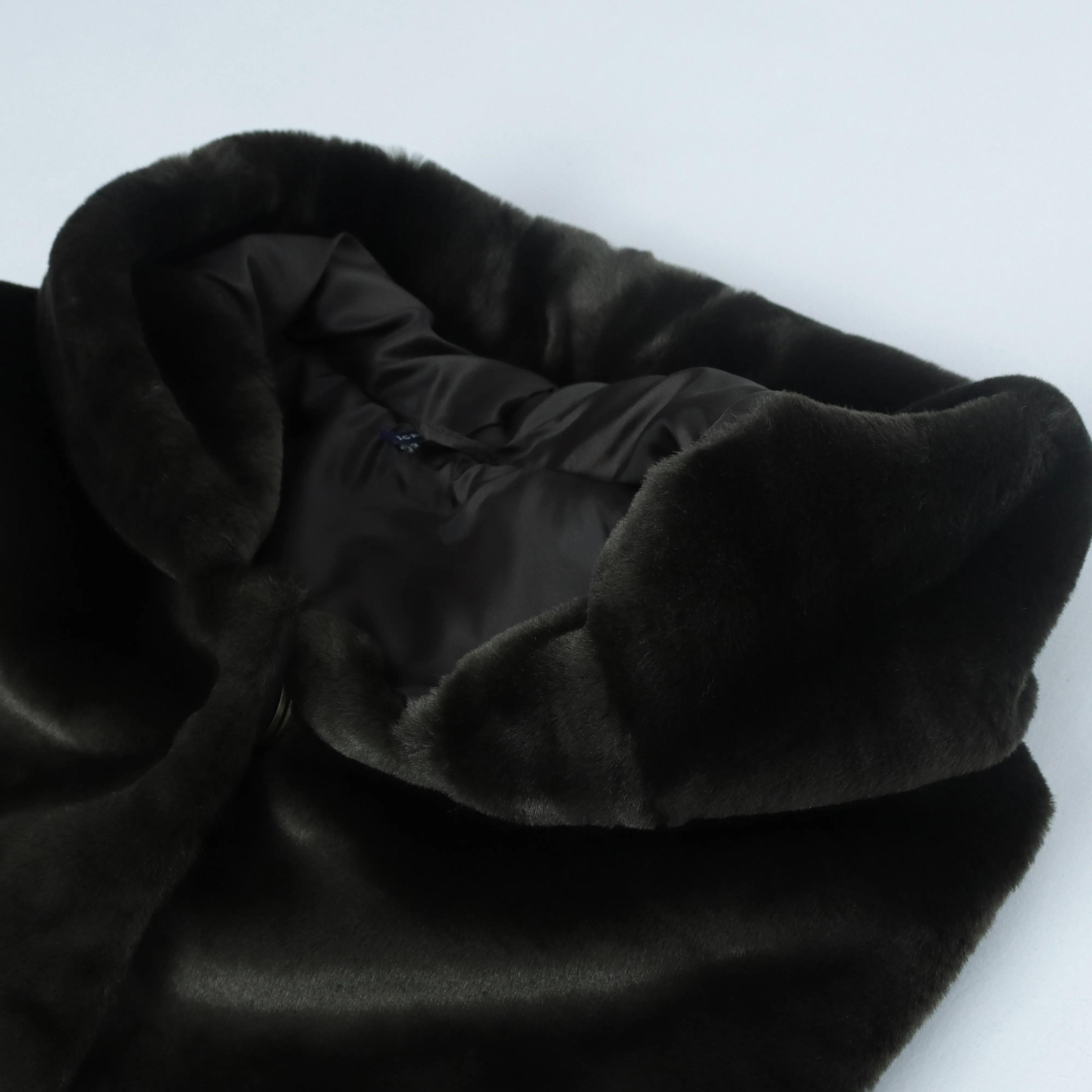 سترة نسائية بدون أكمام مزودة بغطاء رأس - مصنوعة من نسيج ناعم ومريح Thumbnail 2