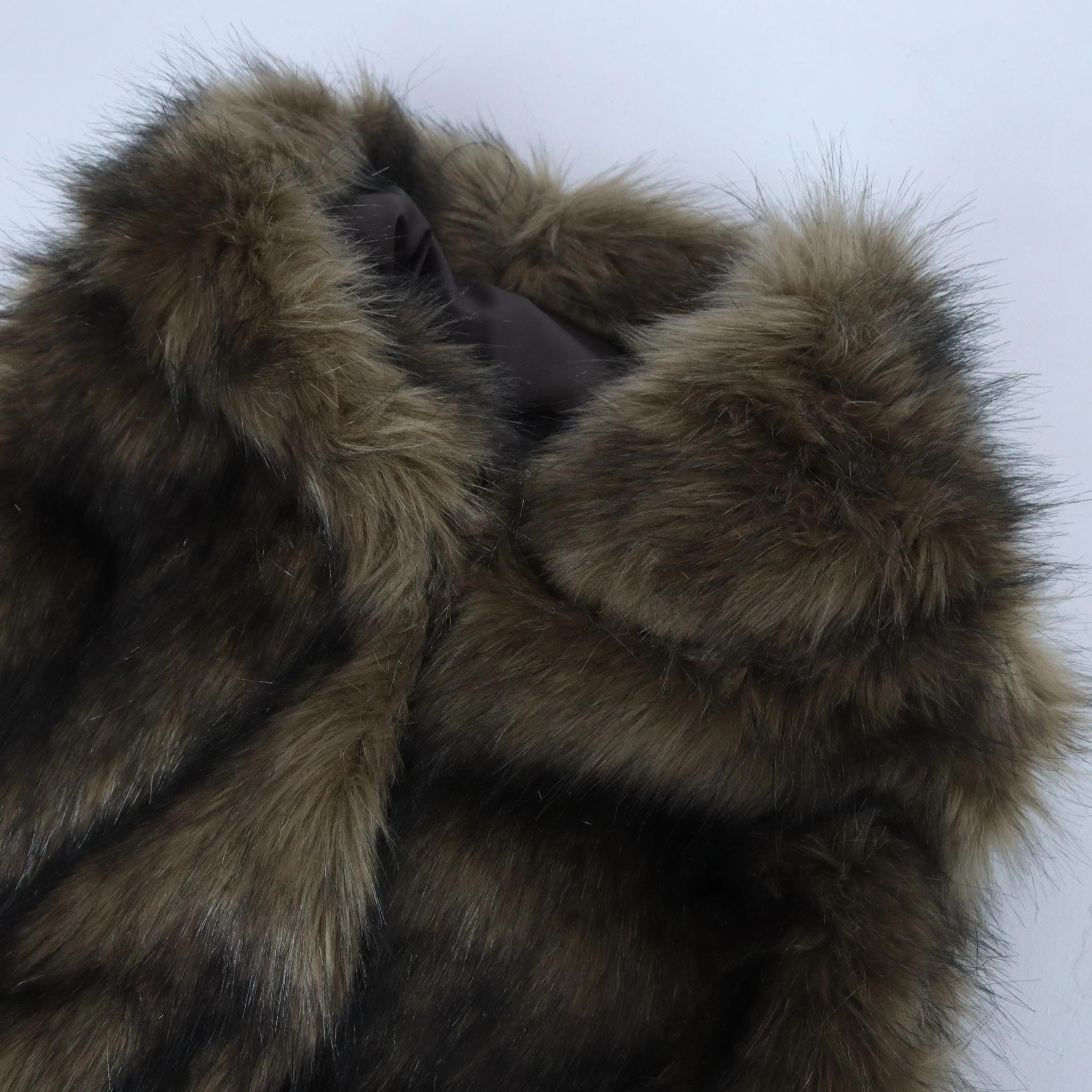 سترة بدون أكمام من الفرو الصناعي الفاخر media preview 2