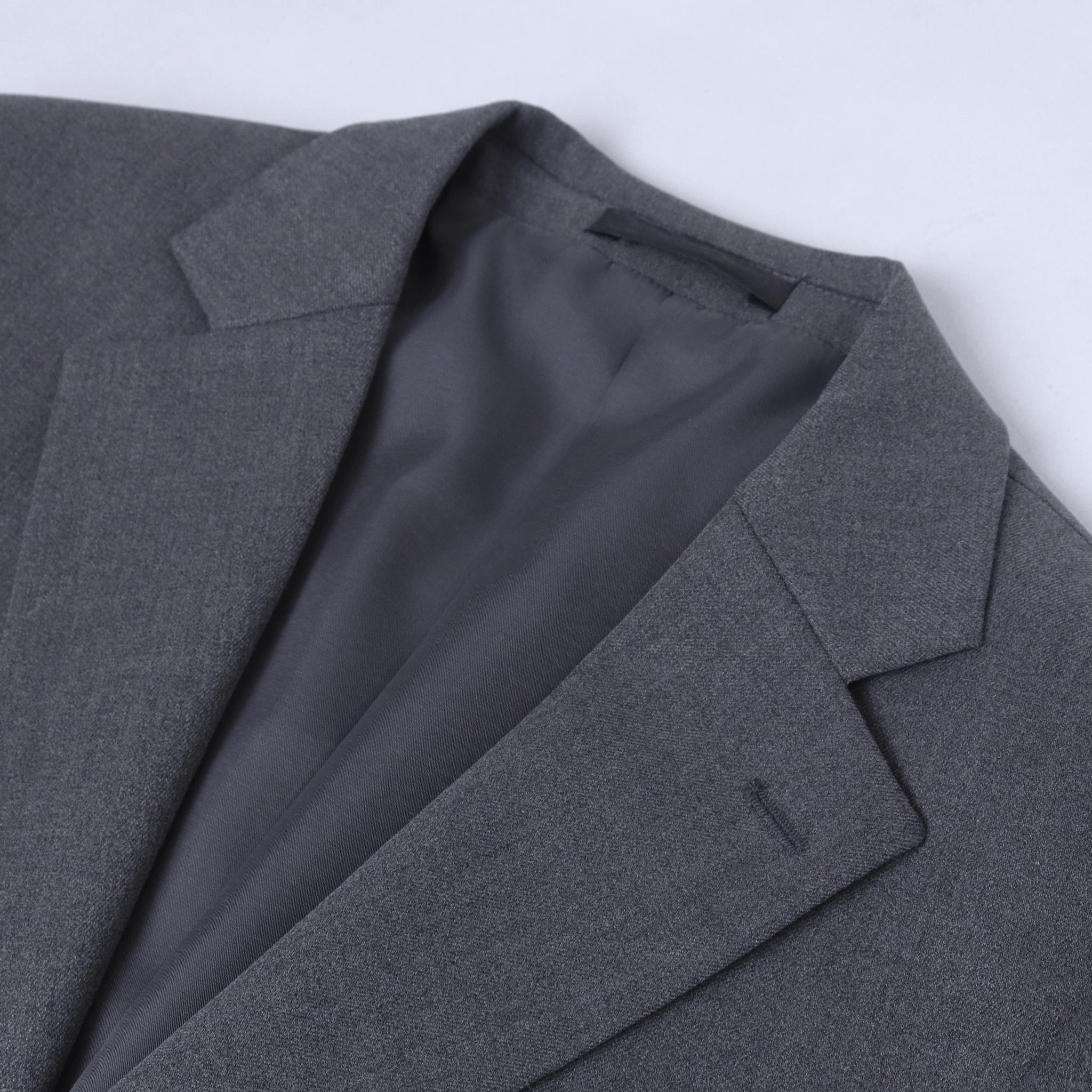 جاكيت رياضي محبوك بقصّة Slim Fit مع جيوب جانبية media preview 2