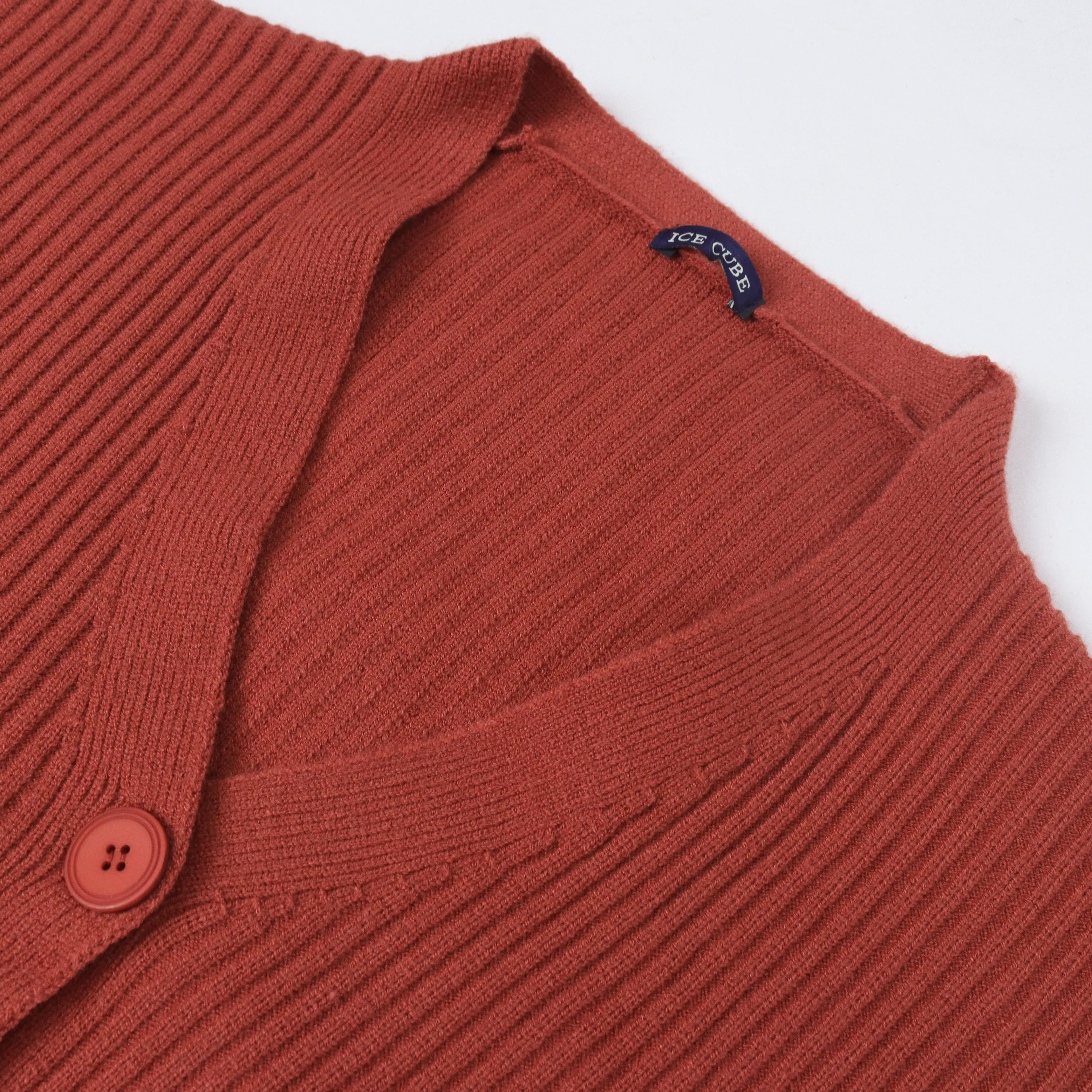 سترة كارديجان مضلعة بفتحة على شكل حرف V وأزرار أمامية Thumbnail 2