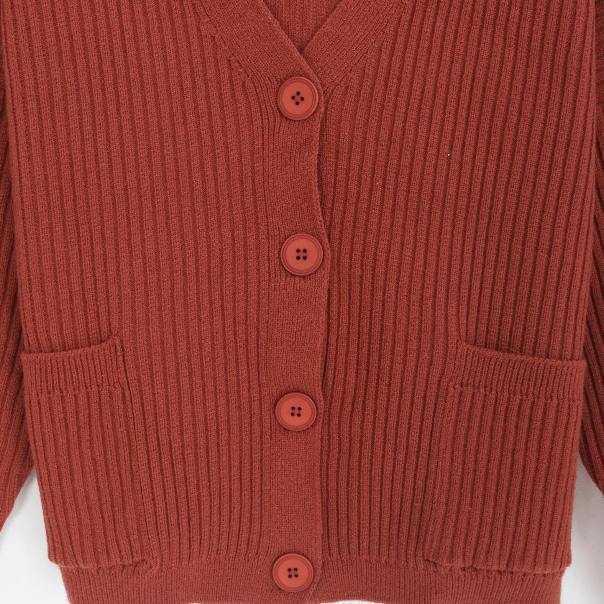 سترة كارديجان مضلعة بفتحة على شكل حرف V وأزرار أمامية media preview 3