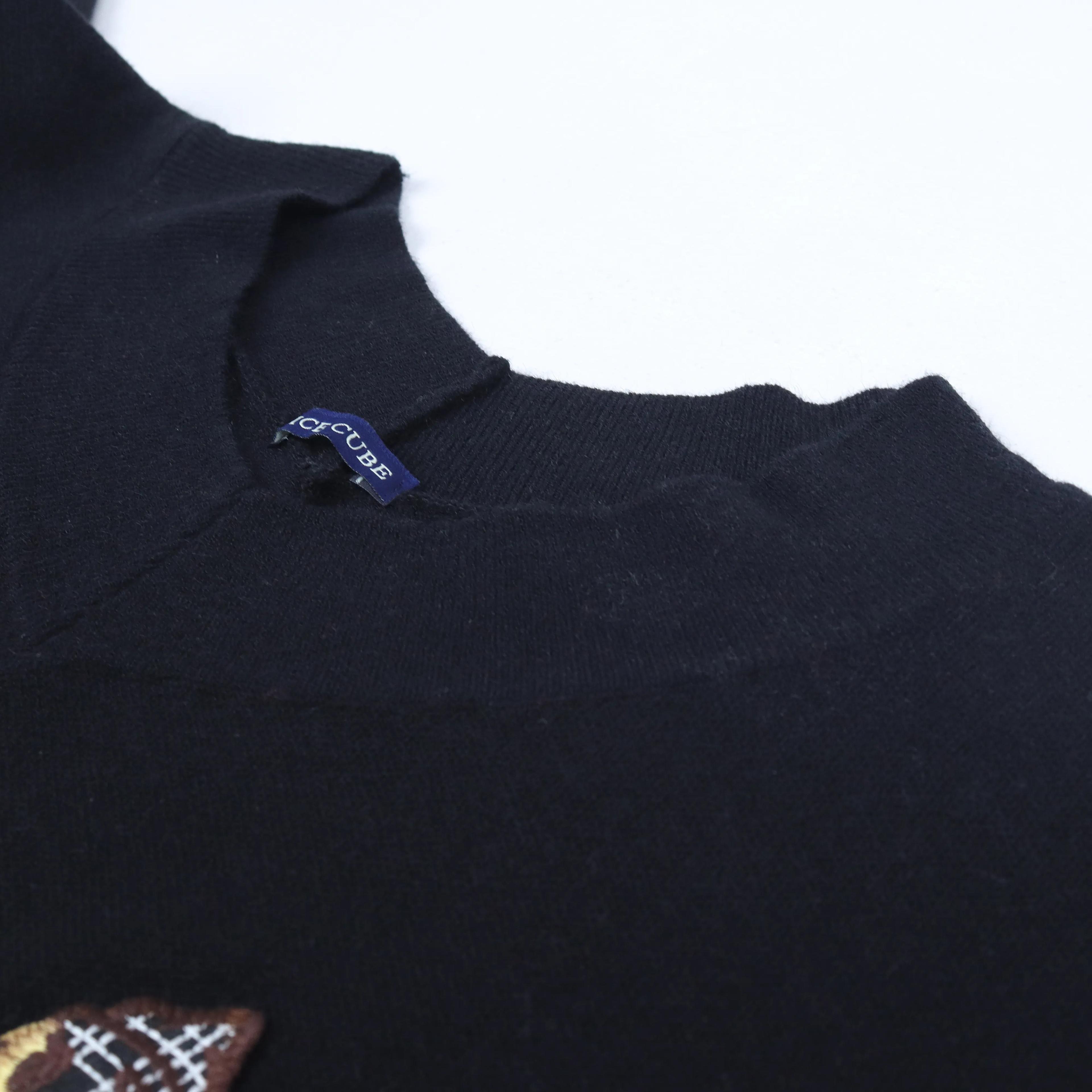 سترة نسائية برقبة على شكل حرف V ومزينة بتطريز دب Thumbnail 2