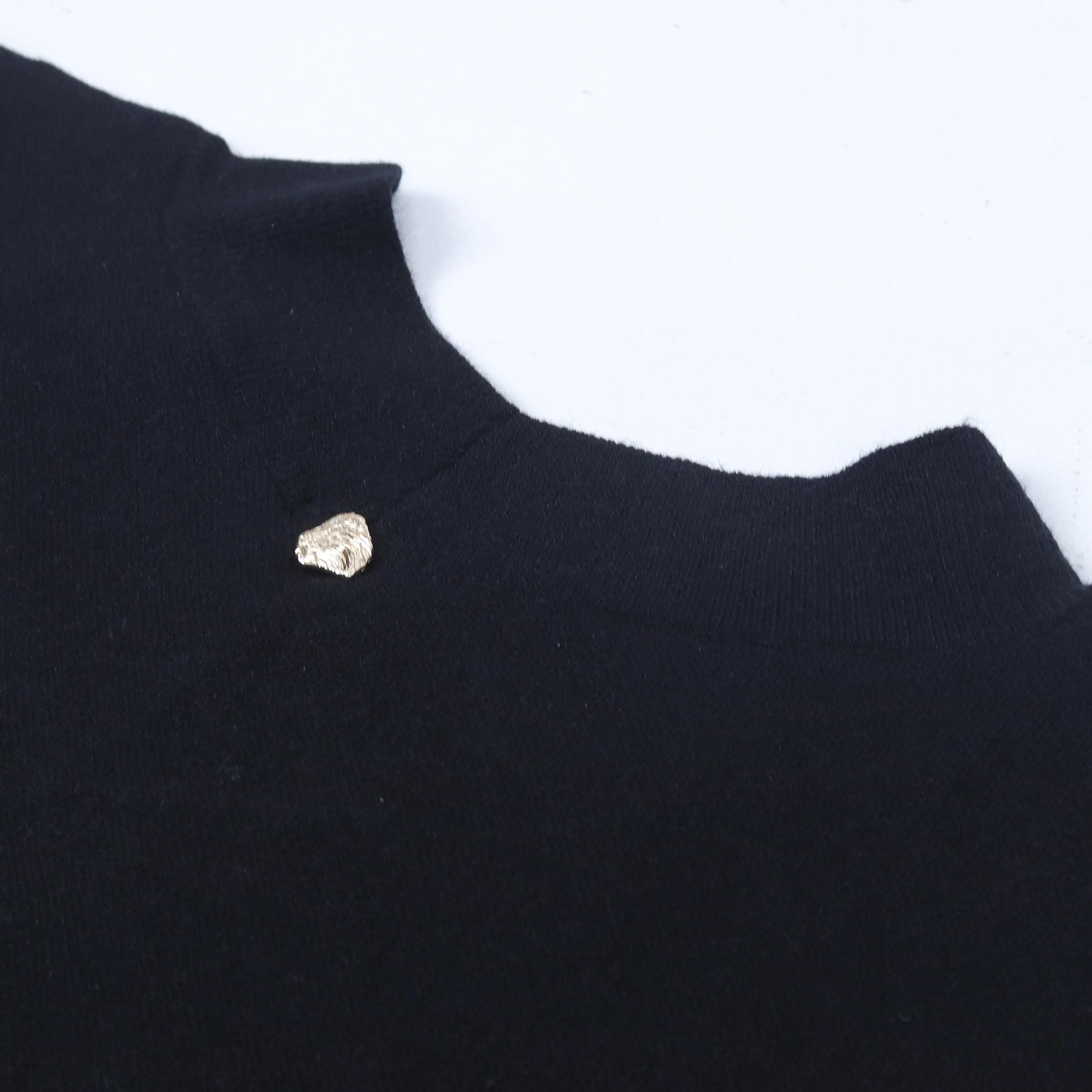 سترة نسائية برقبة على شكل حرف V ومزينة بتطريز دب Thumbnail 4