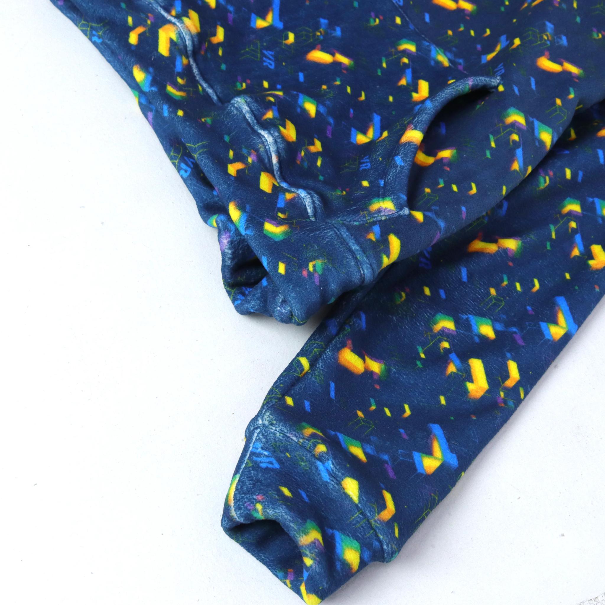 طقم ملابس للأولاد يتكون من سترة بغطاء رأس وبنطال رياضي مطبوع media preview 4