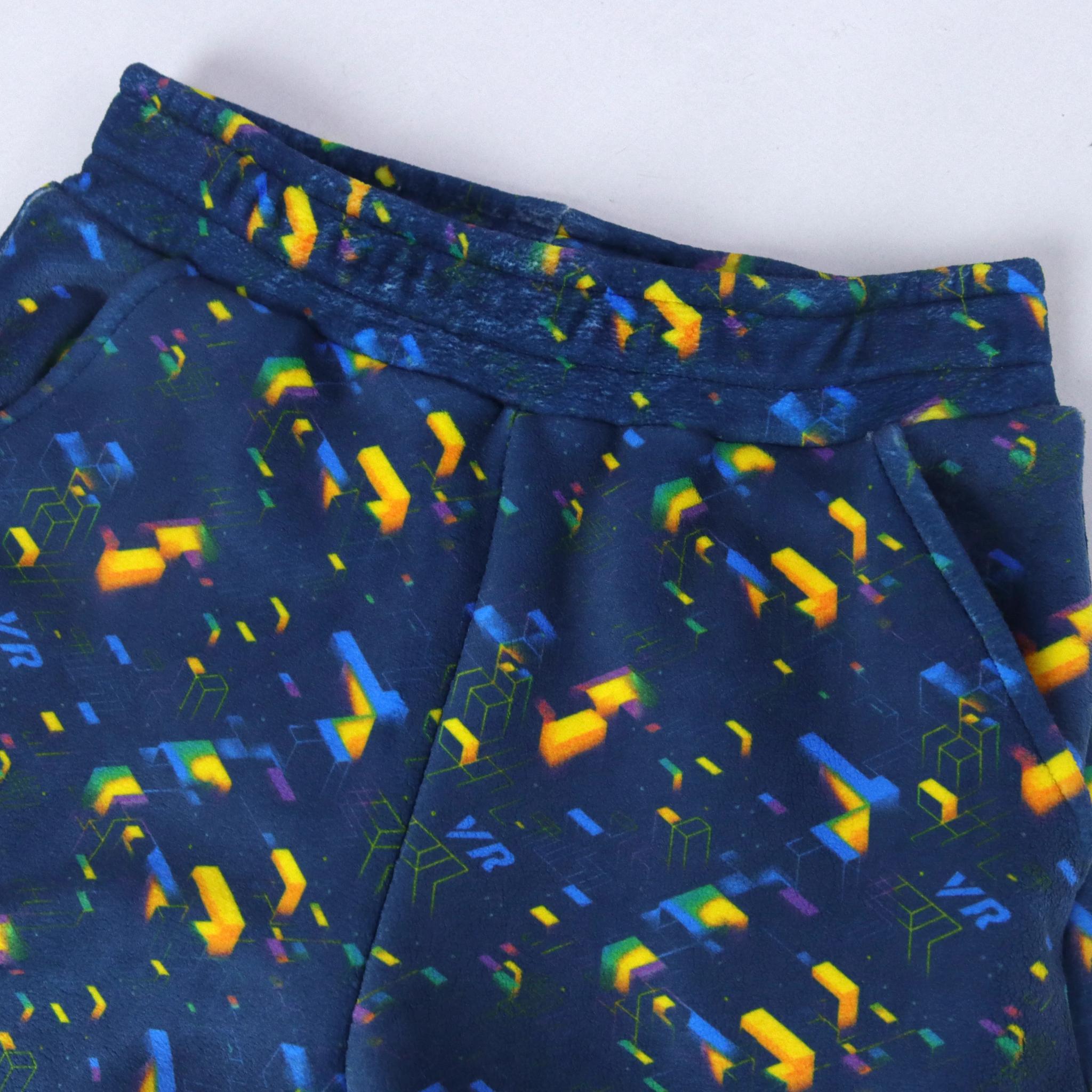 طقم ملابس للأولاد يتكون من سترة بغطاء رأس وبنطال رياضي مطبوع media preview 7