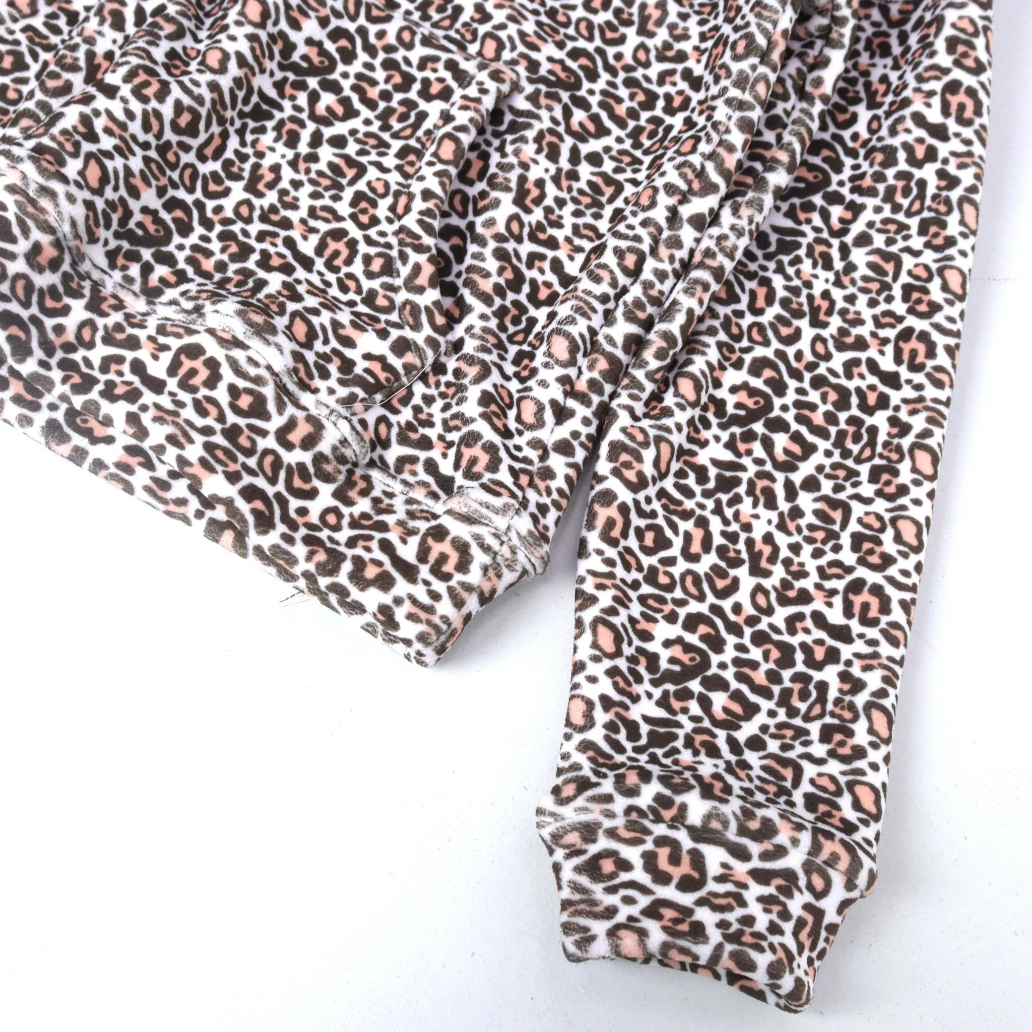 طقم مطبوع برسومات للبنات يتكون من سترة بغطاء رأس وبنطال رياضي مطابق media preview 4