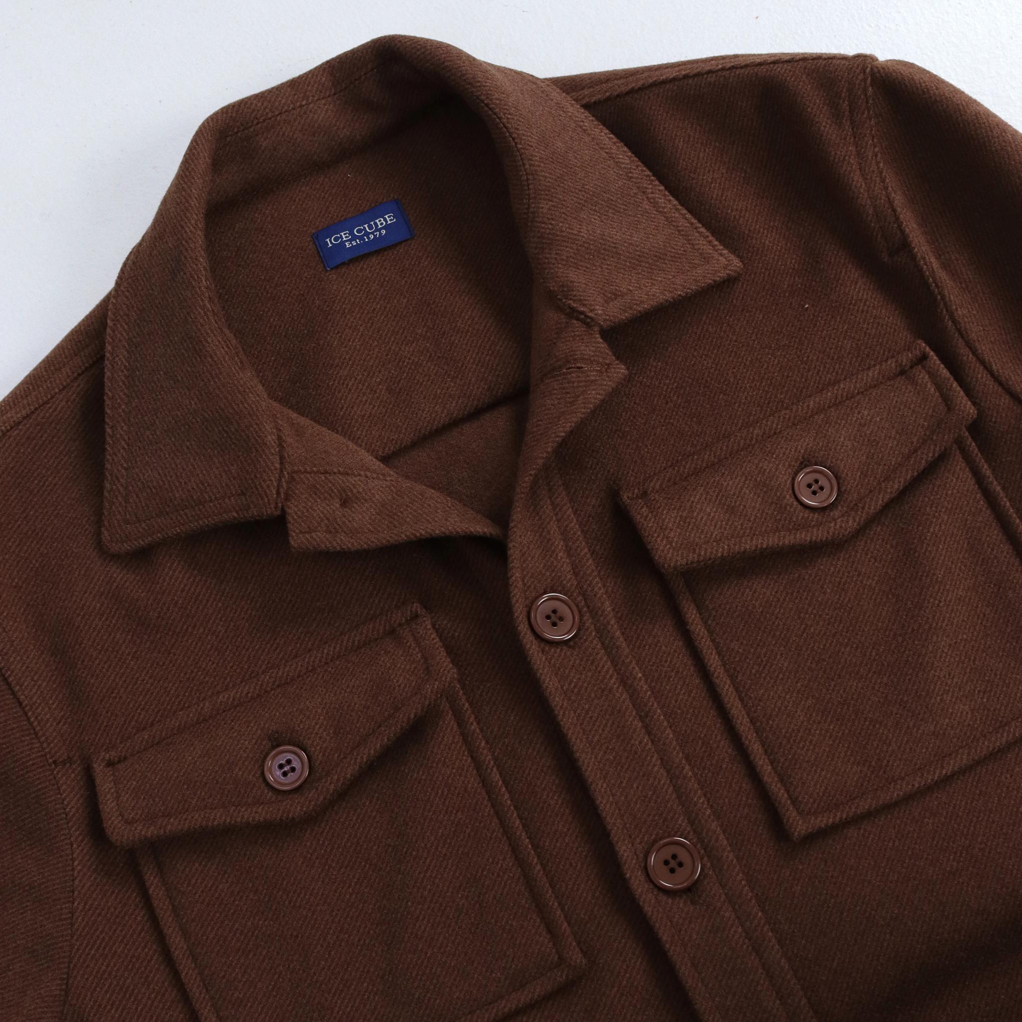 قميص رجالي بأزرار وجيوب على الصدر media preview 2