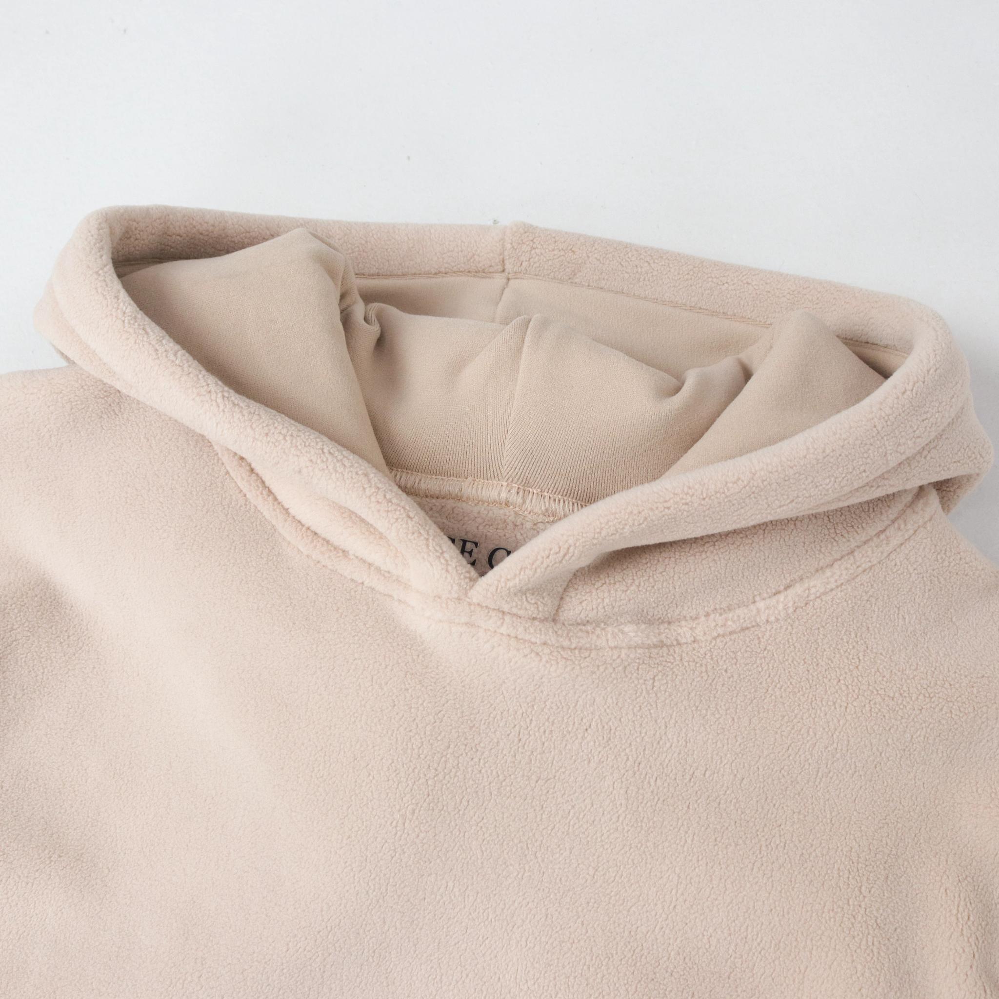 طقم رياضي للأولاد يتكون من سترة بغطاء رأس من الصوف وبنطال رياضي. media preview 2