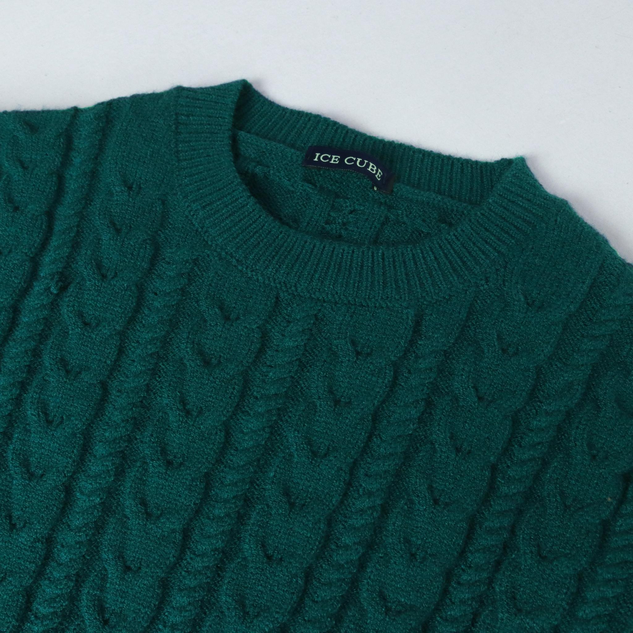 كنزة نسائية بياقة دائرية محبوكة بنمط كابلات media preview 2