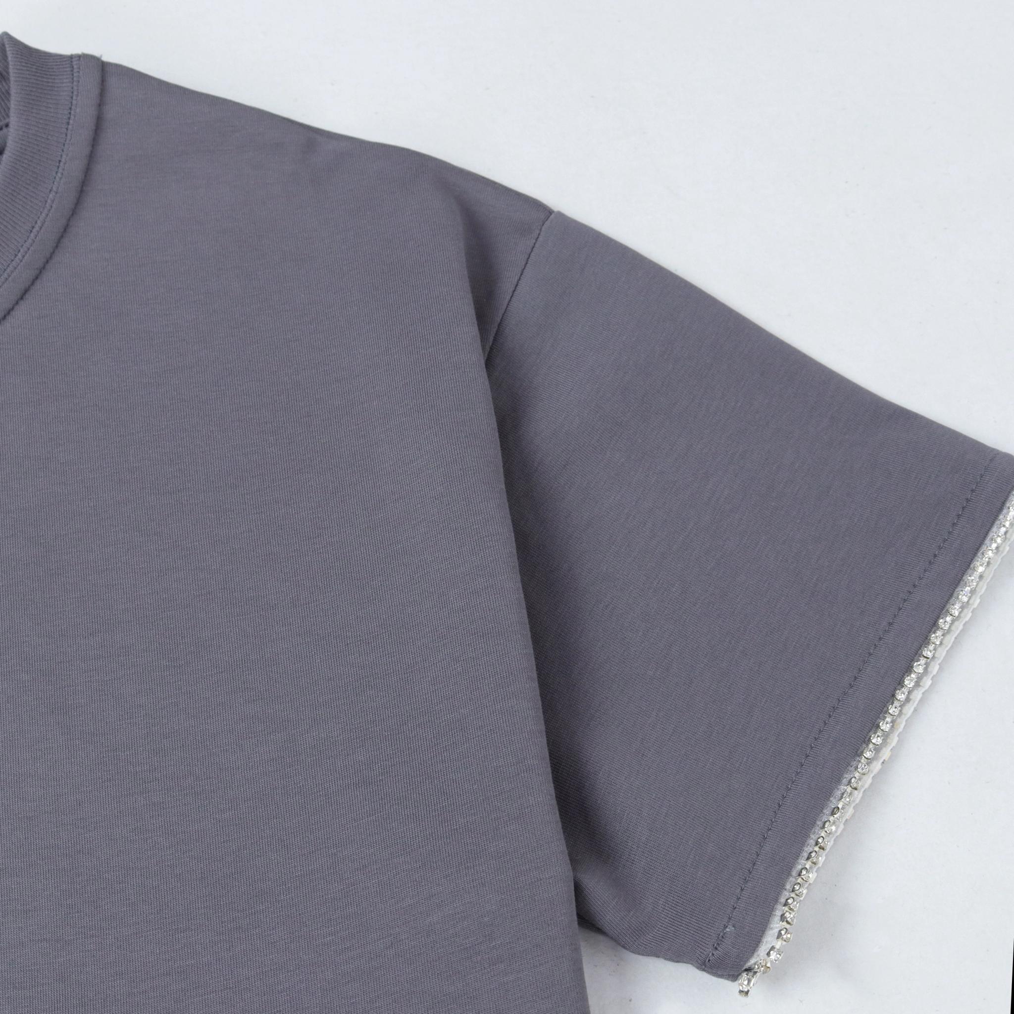 تيشيرت بناتي بقصة مربعة وأكتاف منسدلة ورسومات media preview 3