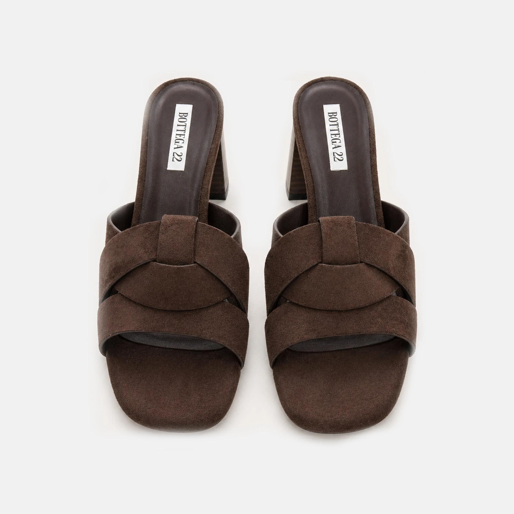 حذاء مفتوح من الخلف بكعب عريض ومقدمة مربعة من جلد الغزال product image