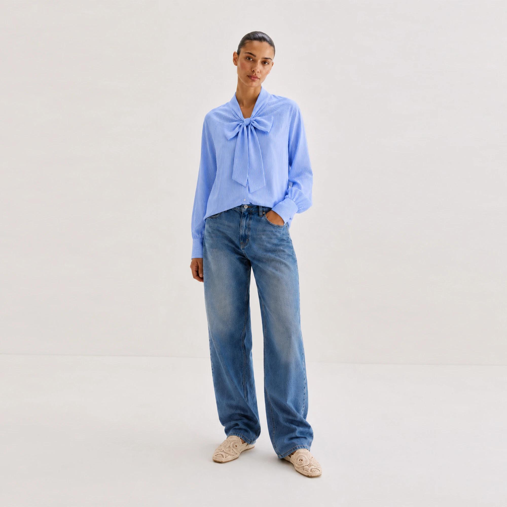 بلوزة نسائية مخططة بأكمام طويلة وربطة عنق product image