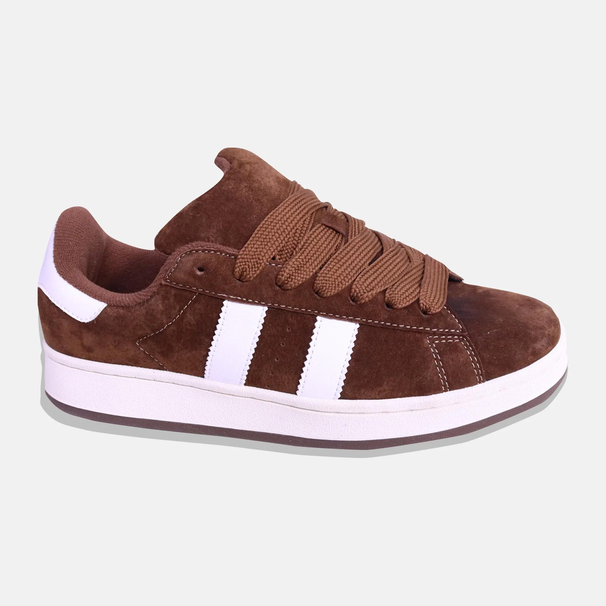 حذاء رياضي من جلد الغزال بخطوط بيضاء product image