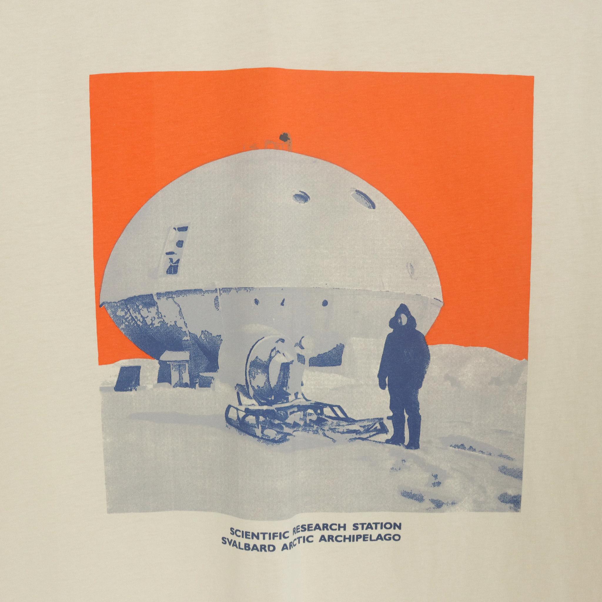 تي شيرت رجالي بطبعة جرافيكية وشعار media preview 3