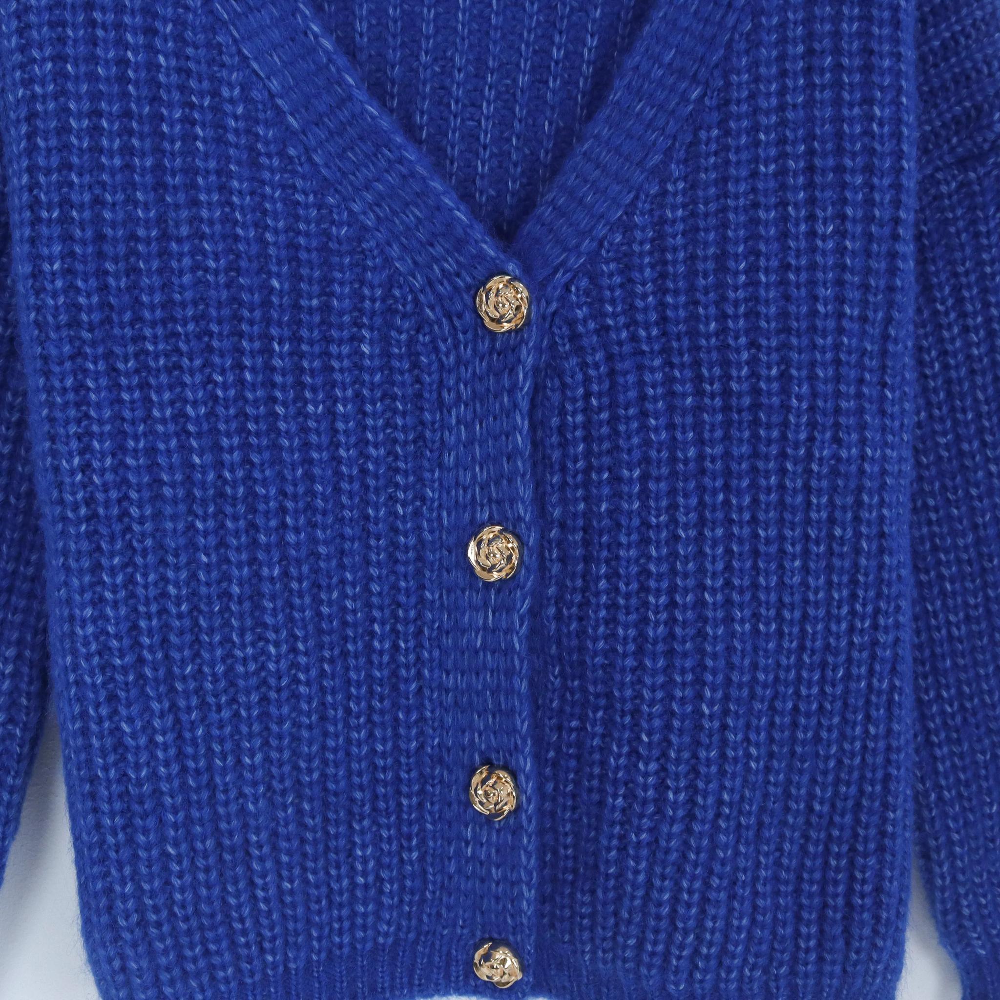 سترة كارديجان نسائية محبوكة برقبة على شكل حرف V media preview 3