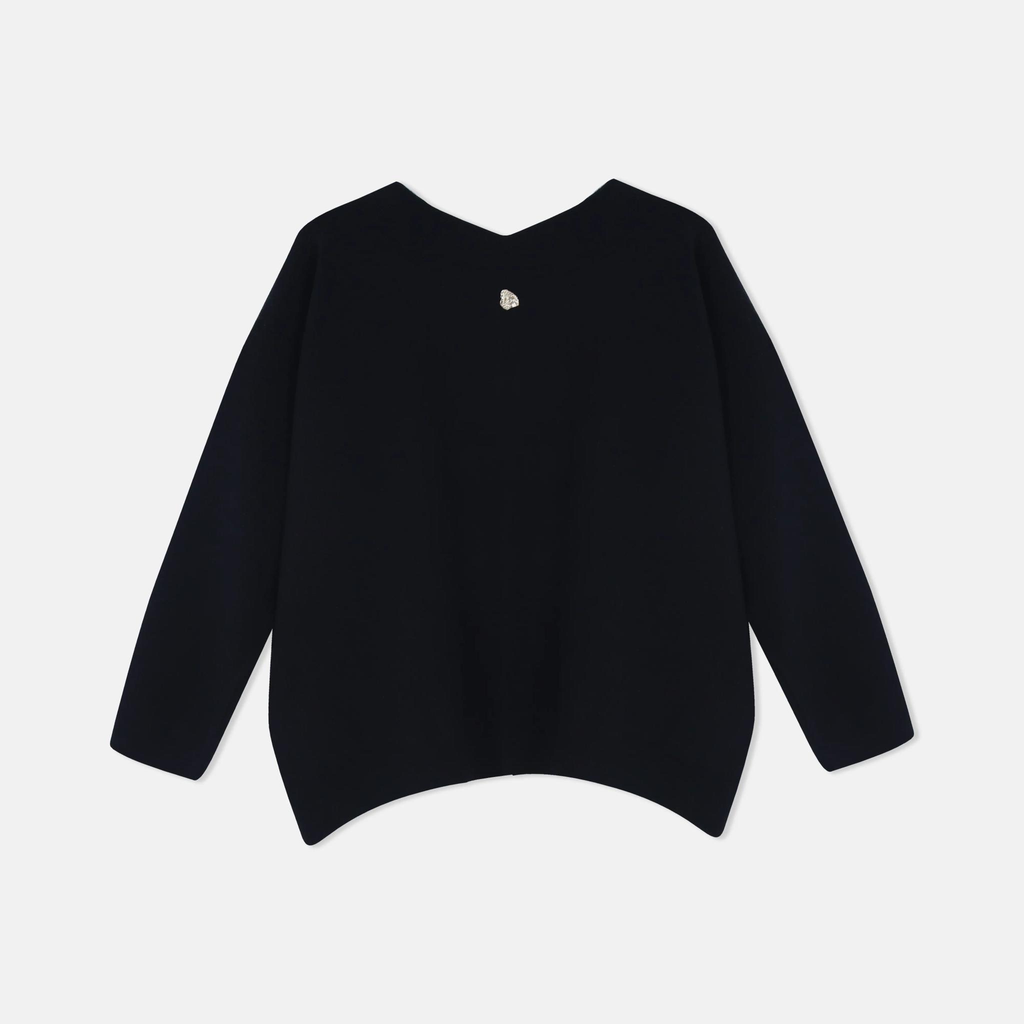 سترة نسائية برقبة على شكل حرف V ومزينة بتطريز دب media preview 5