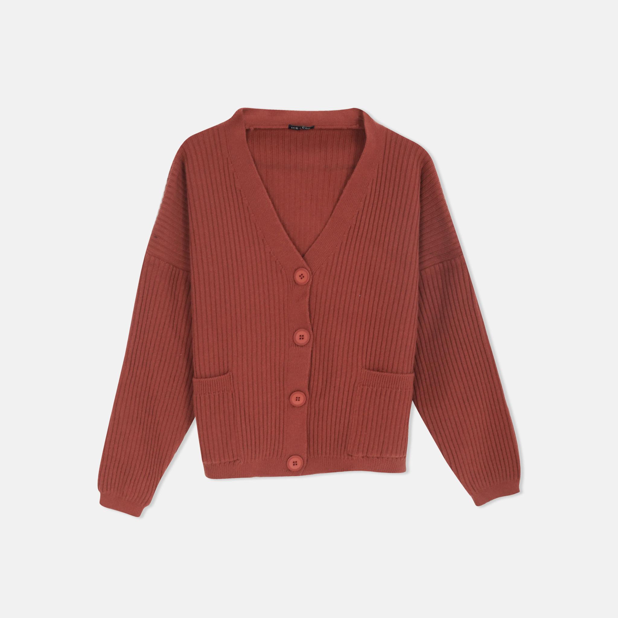 سترة كارديجان مضلعة بفتحة على شكل حرف V وأزرار أمامية product image