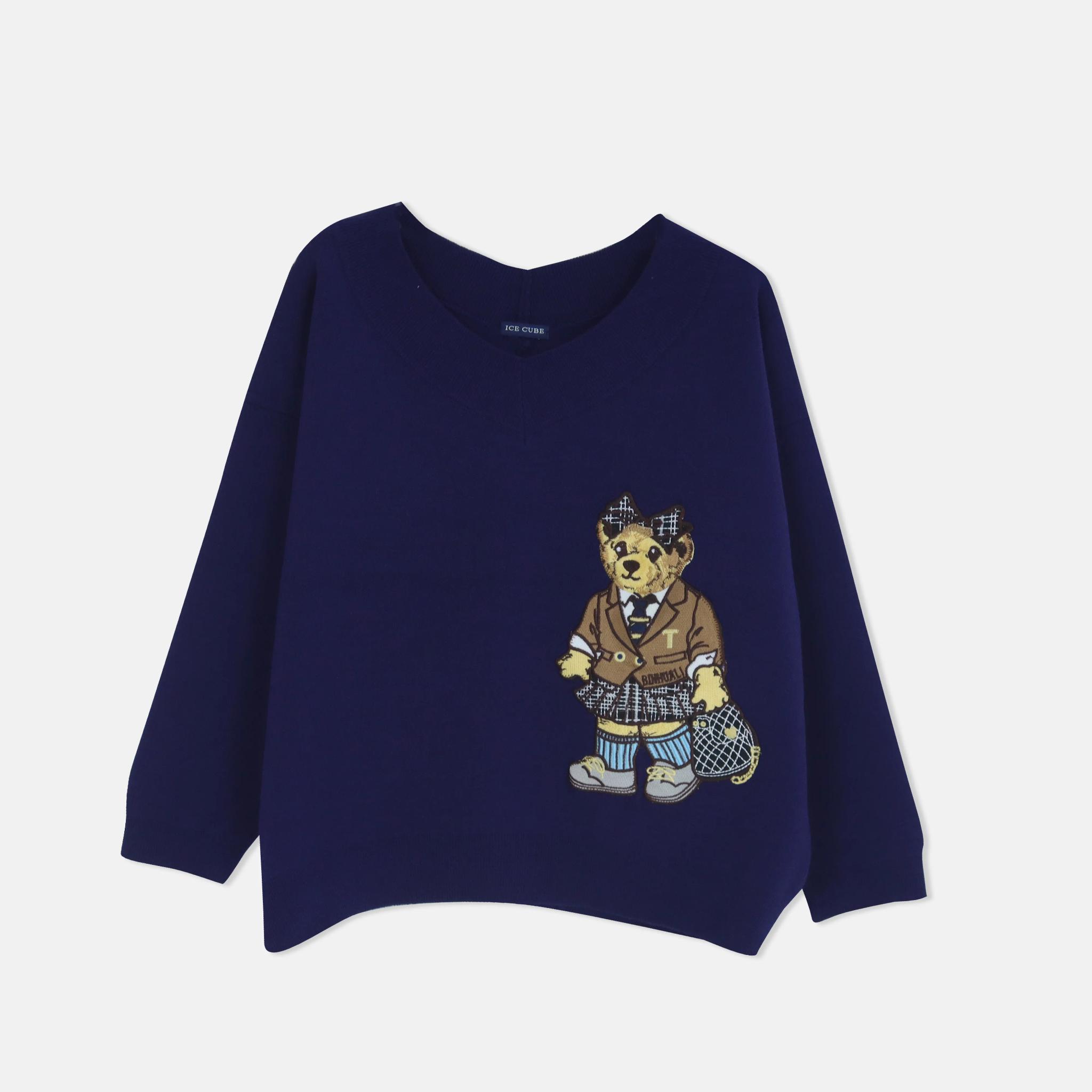 سترة نسائية برقبة على شكل حرف V ومزينة بتطريز دب product image